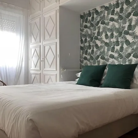 Charming Terrace Flat. & Trendy Location. *
