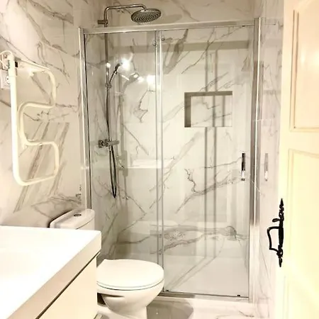 Apartament Charming Terrace Flat. & Trendy Location. *