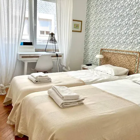 Charming Terrace Flat. & Trendy Location. *