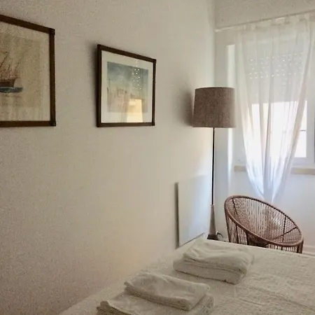 Charming Terrace Flat. & Trendy Location. *